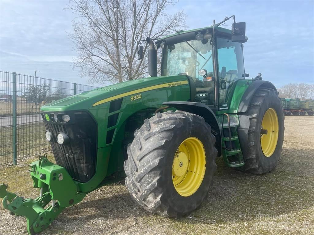 John Deere 8330 Traktory