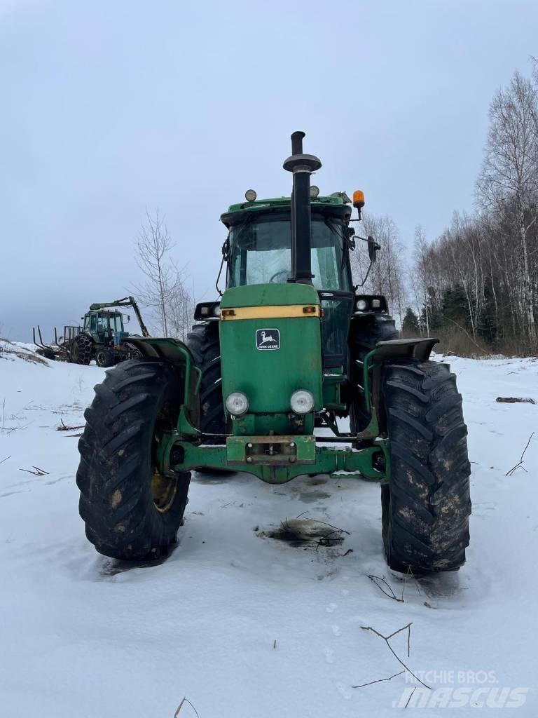 John Deere 4240 S Traktory