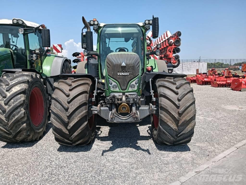 Fendt 718 Vario Traktory
