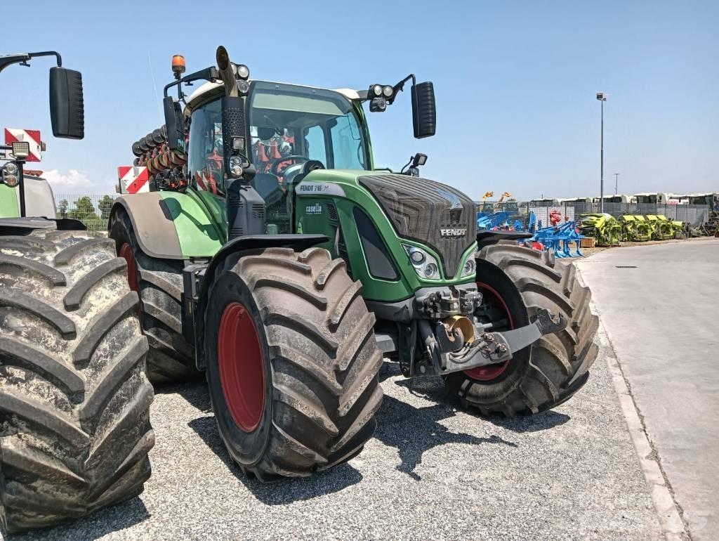 Fendt 718 Vario Traktory