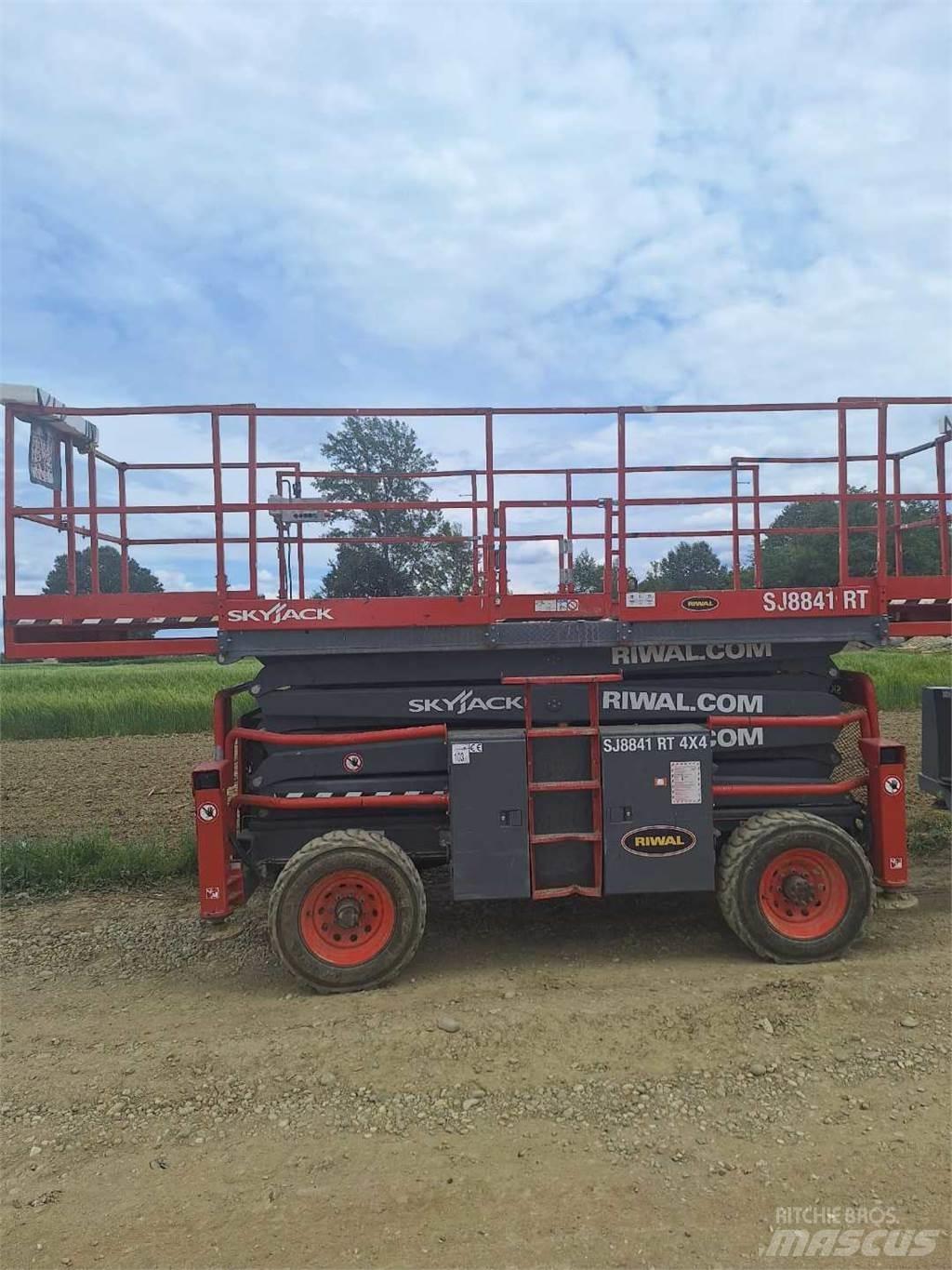 SkyJack 8841RT Nůžková zvedací plošina