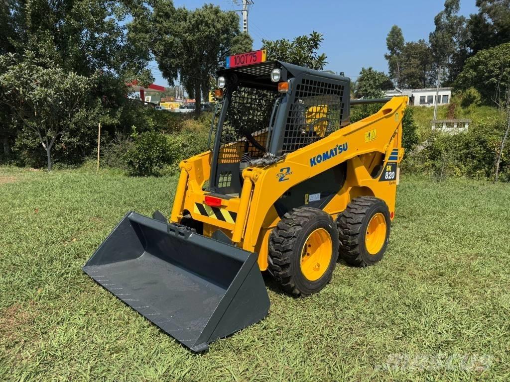 Komatsu SK 820 Smykem řízené nakladače