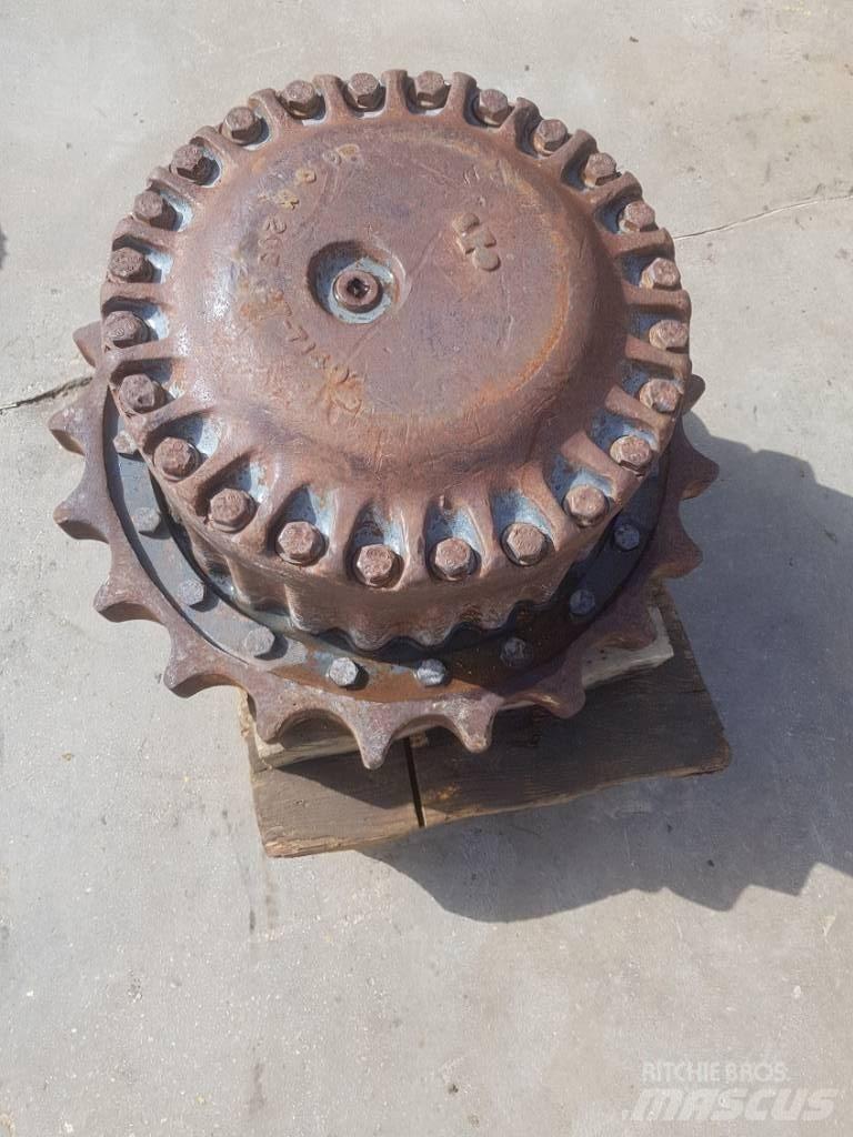Komatsu PC210-3 Pásy, řetězy a podvozek
