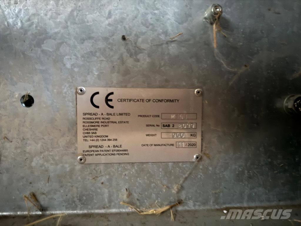  Spread-a-Bale Mini Drtiče a řezače balíků