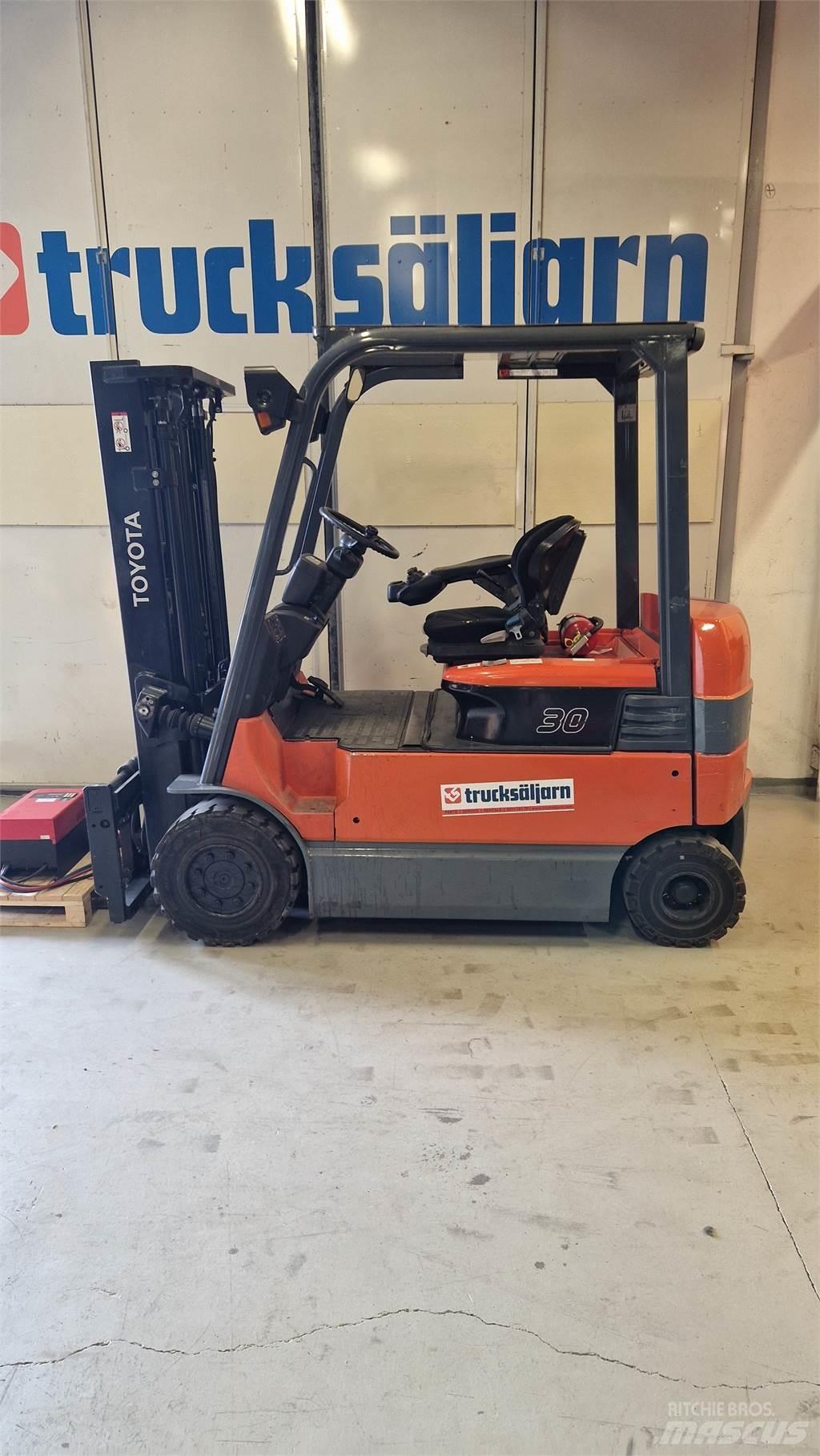 Toyota 7FBMF30 Akumulátorové vozíky
