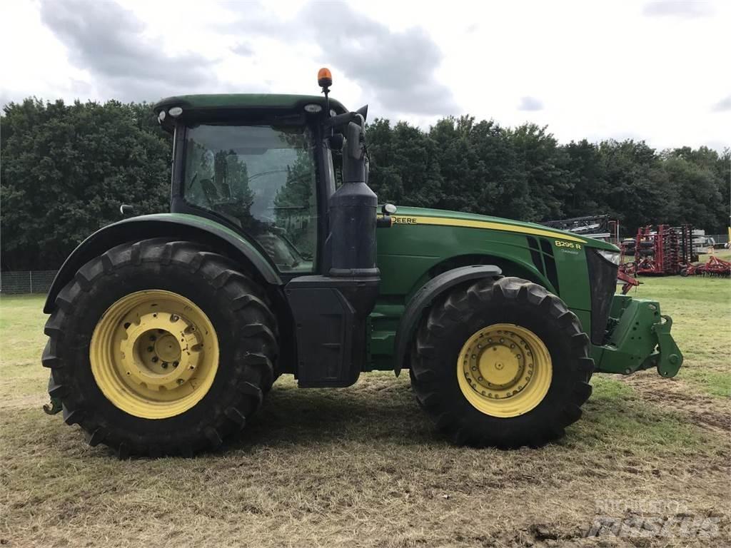 John Deere 8295R Traktory