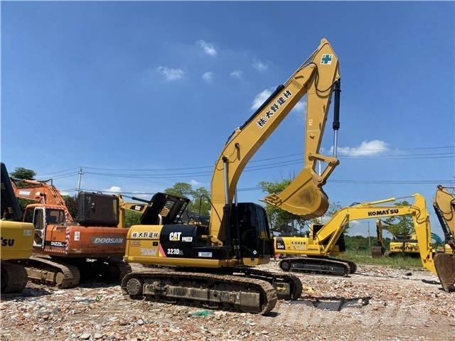 CAT 323D Pásová rýpadla