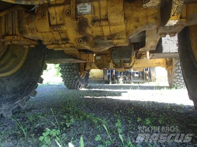 DEERE 410J Rýpadlo-nakladače