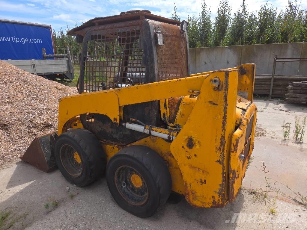 Komatsu SK 714 Smykem řízené nakladače