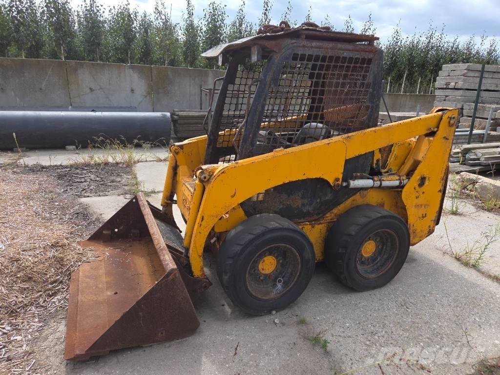 Komatsu SK 714 Smykem řízené nakladače
