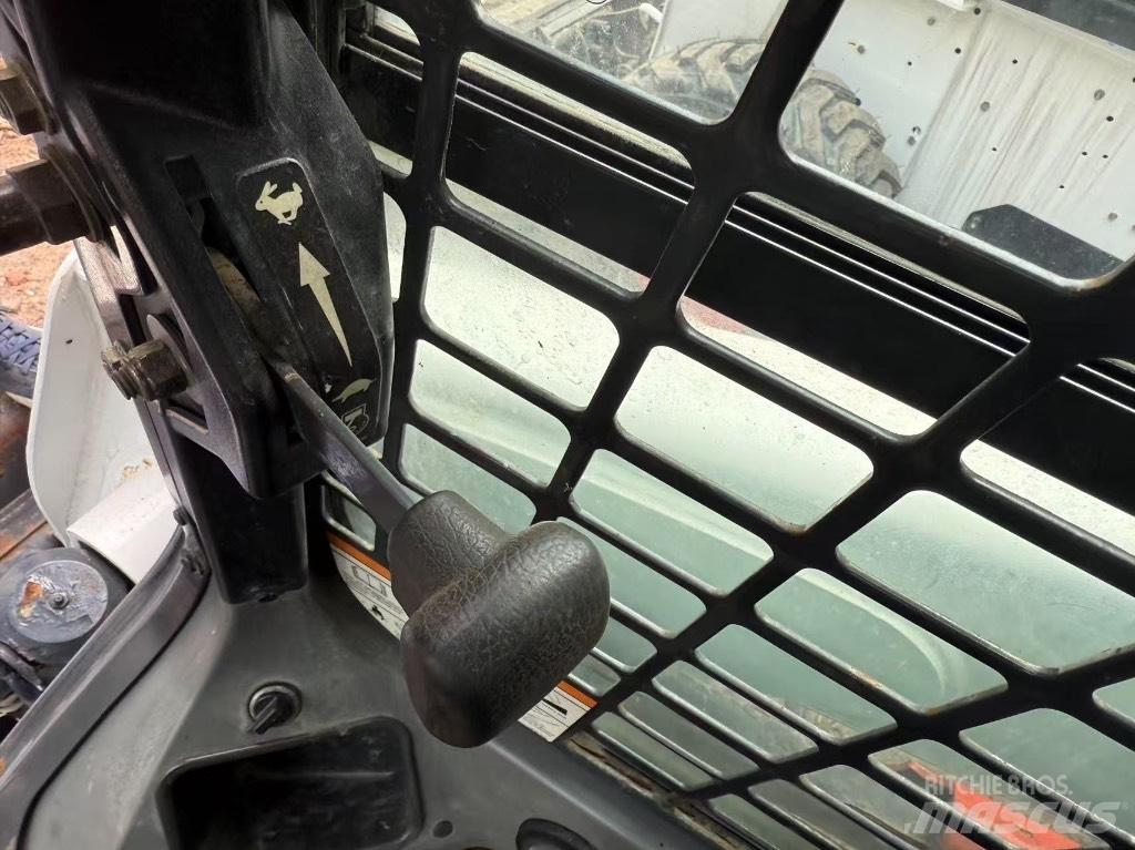 Bobcat S 220 S750 Smykem řízené nakladače