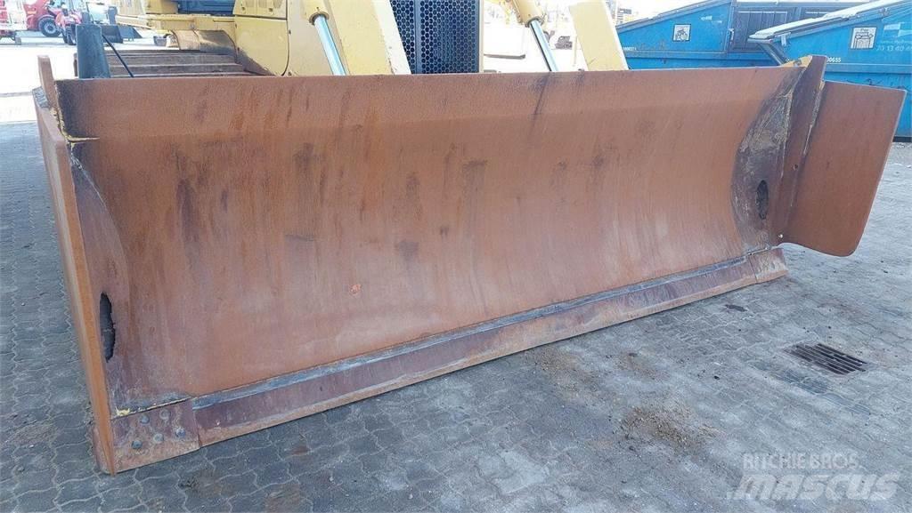 Komatsu D65PX-18 Pásové dozery