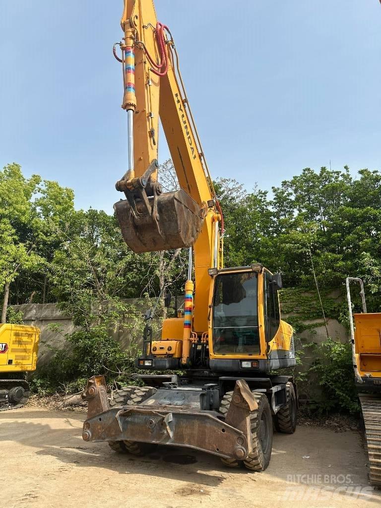 Hyundai R210W-9 Kolová rýpadla