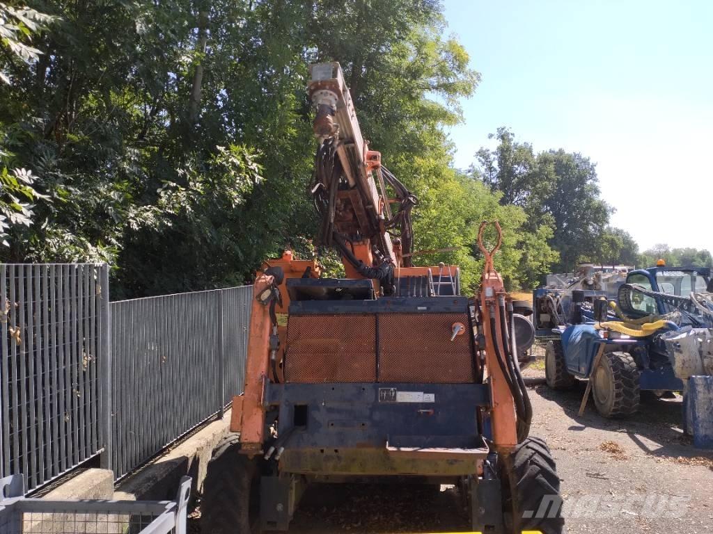 Tamrock COMMANDO 300 Povrchové vrtací stroje
