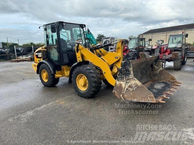 CAT 906 Kolové nakladače