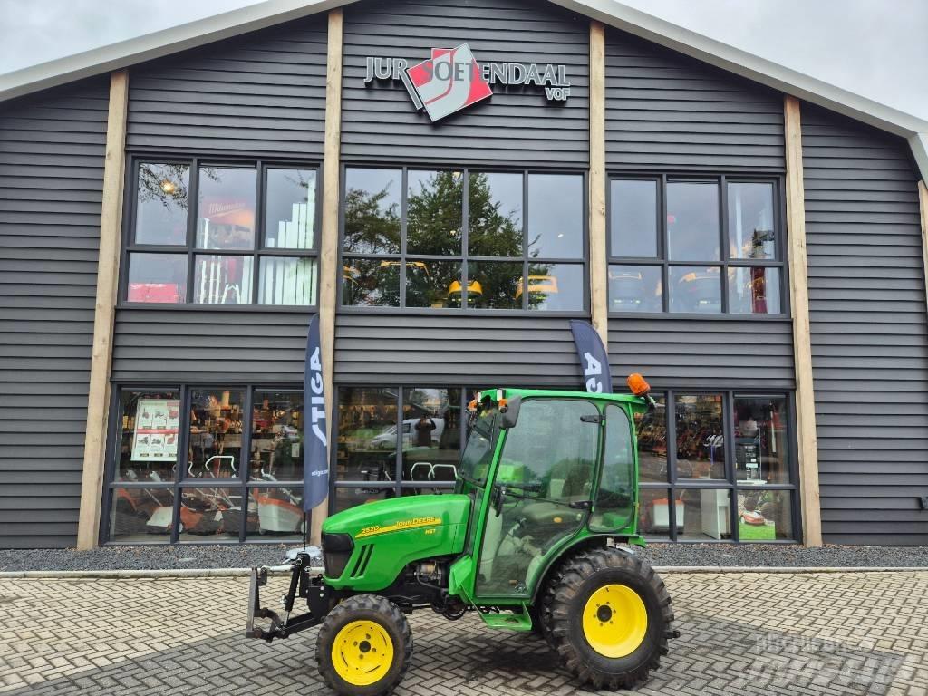 John Deere 2520 Kompaktní traktory