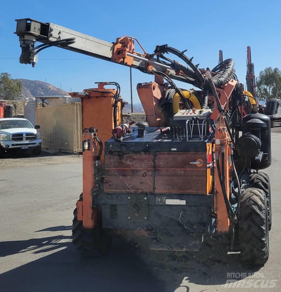 Sandvik DC 300 Povrchové vrtací stroje