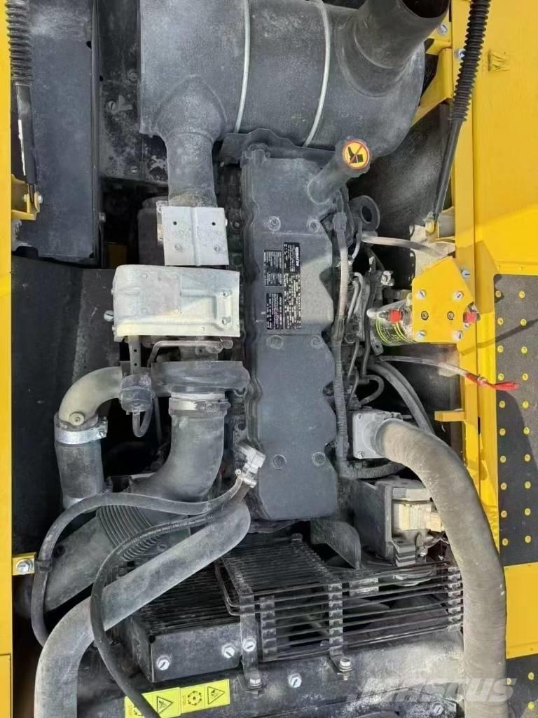 Komatsu PC 220 Pásová rýpadla