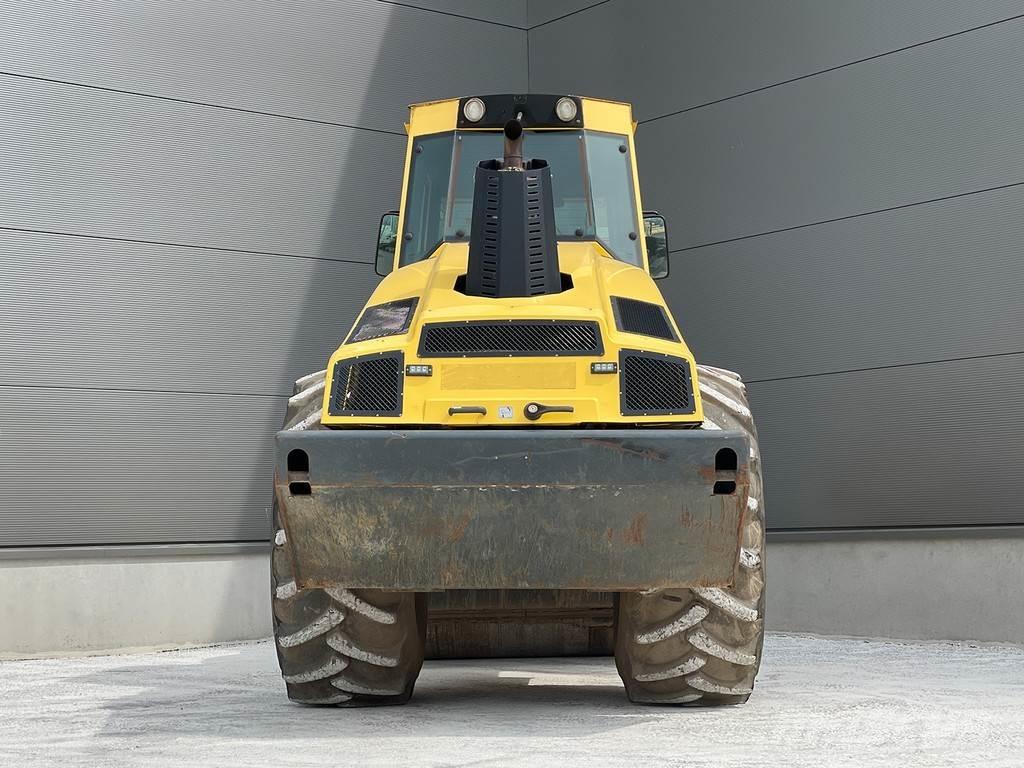 Bomag BW 216 DH-4i Tahačové válce