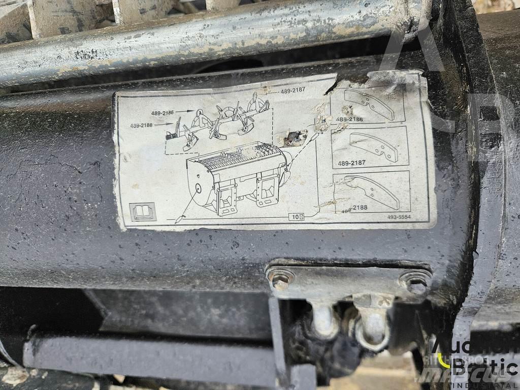 CAT 242 D 3 Smykem řízené nakladače