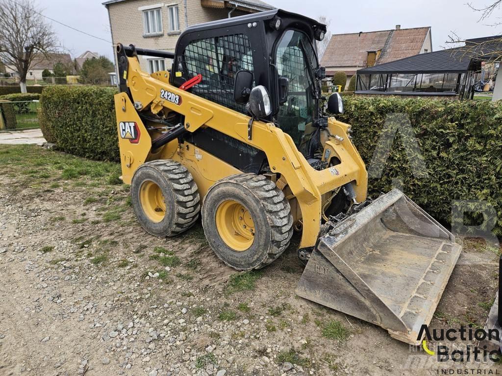 CAT 242 D 3 Smykem řízené nakladače