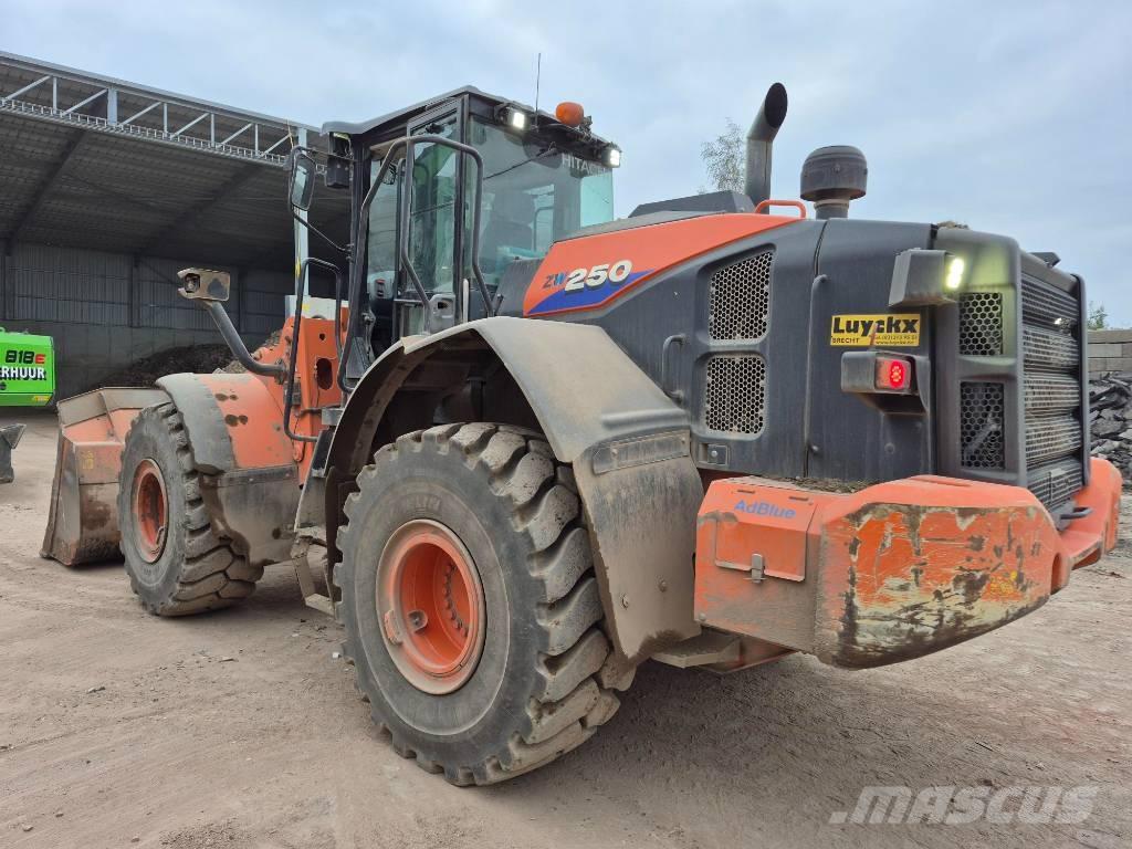 Hitachi ZW 250-6 Kolové nakladače