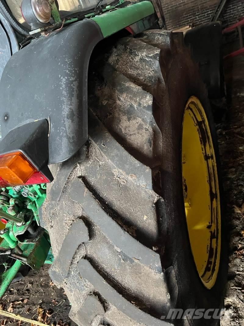 John Deere 2040A Traktory