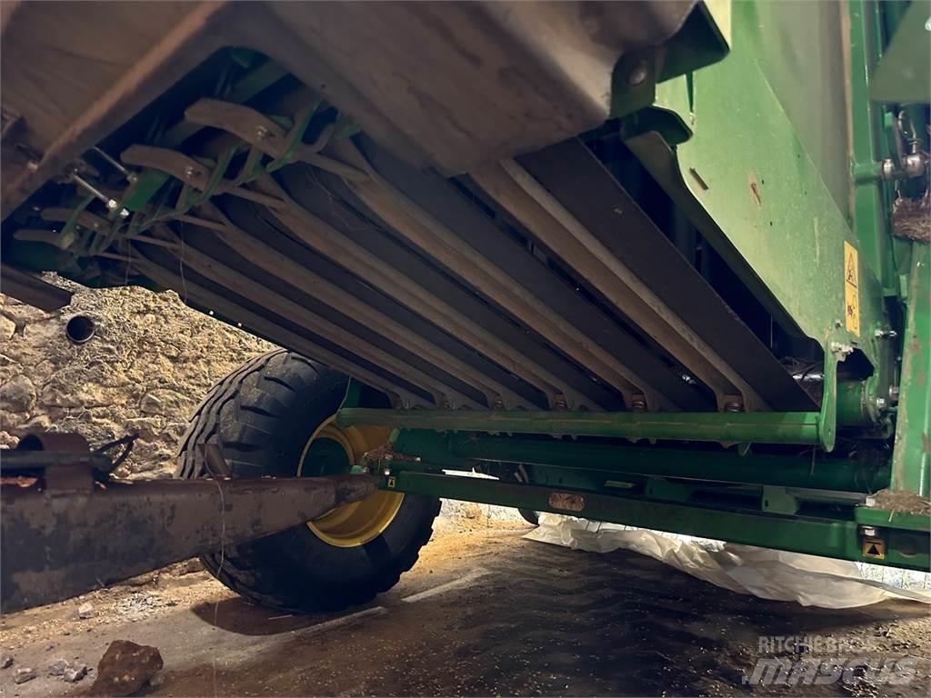 John Deere V461M Lis na válcové balíky