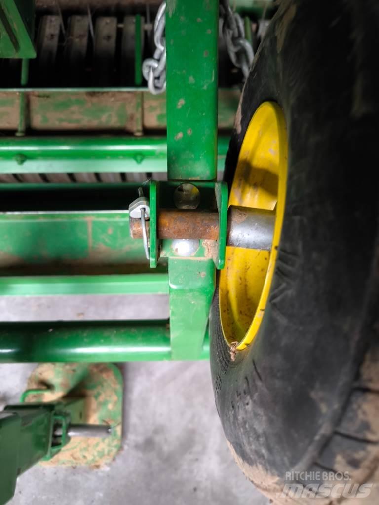 John Deere V461M Lis na válcové balíky
