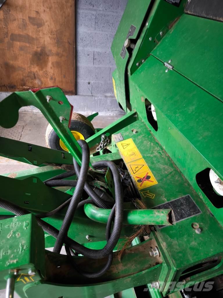 John Deere V461M Lis na válcové balíky
