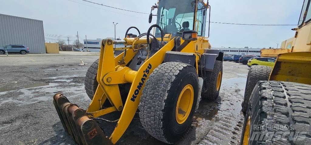Komatsu WA 200 Kolové nakladače