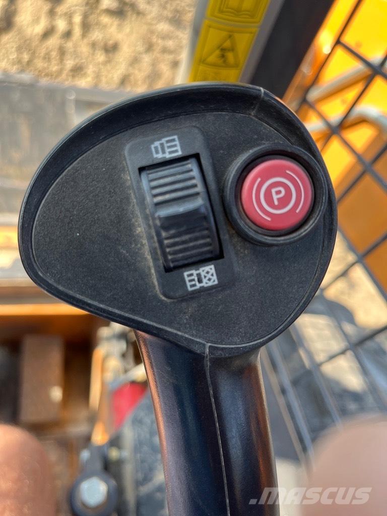 CASE SR 130 Smykem řízené nakladače