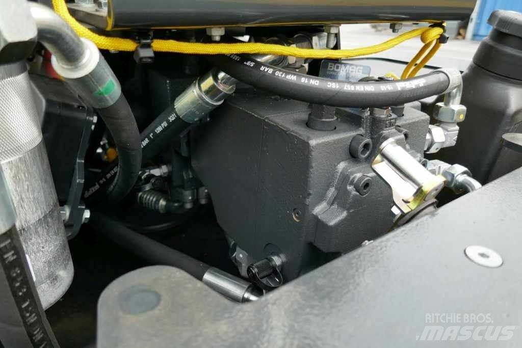 Bomag BW 213 DH-5 Půdní kompaktory
