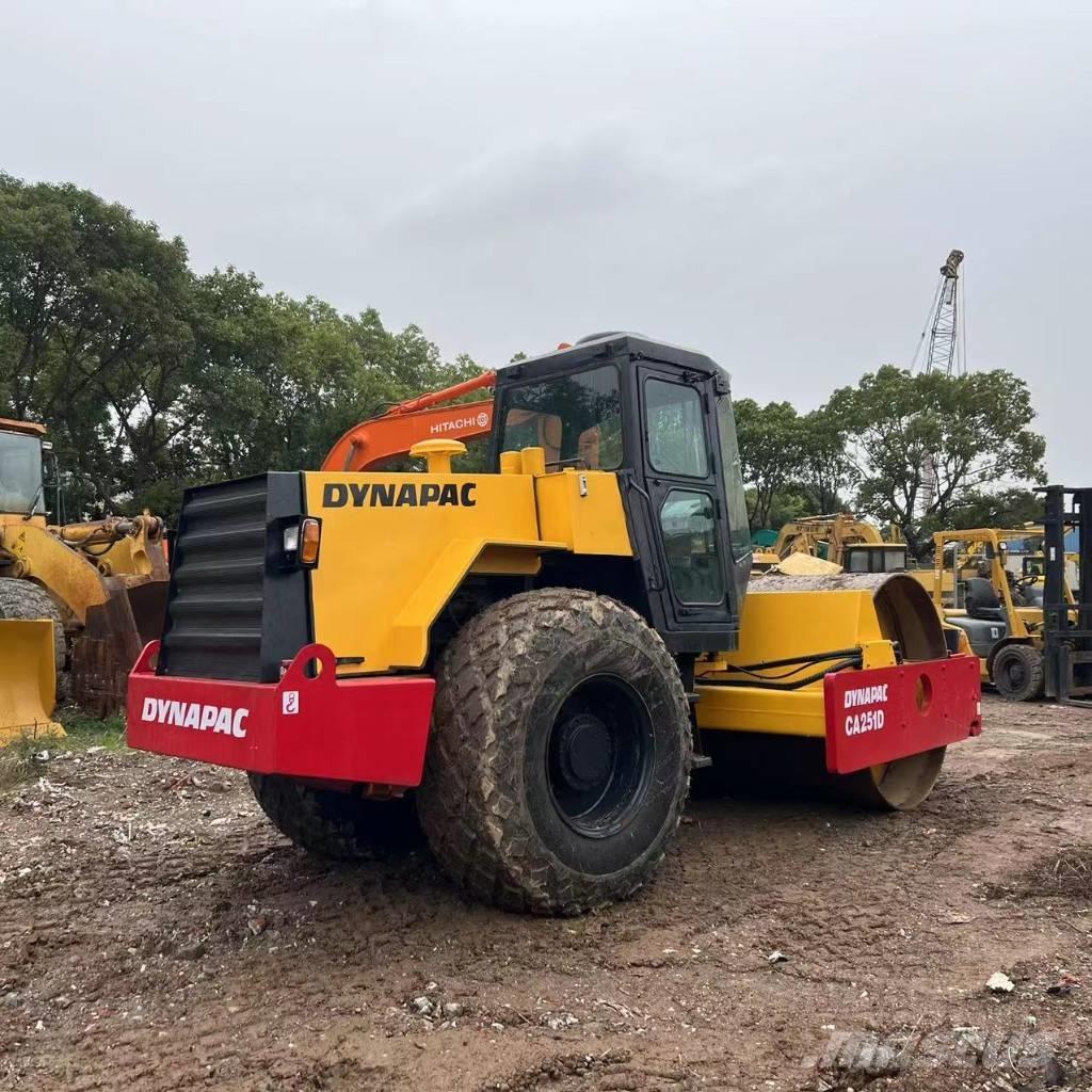Dynapac CA 251 Tahačové válce