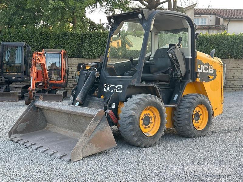 JCB 225 Smykem řízené nakladače
