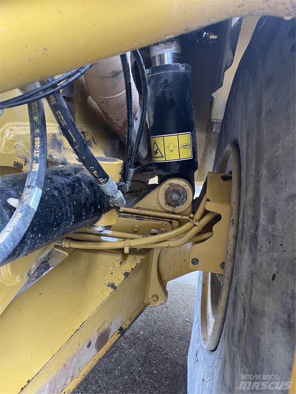CAT 745 Kloubové dempry