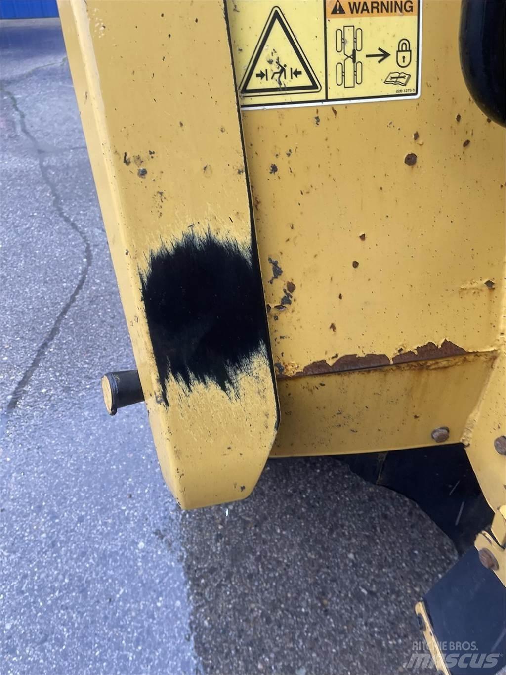 CAT 745C Kloubové dempry