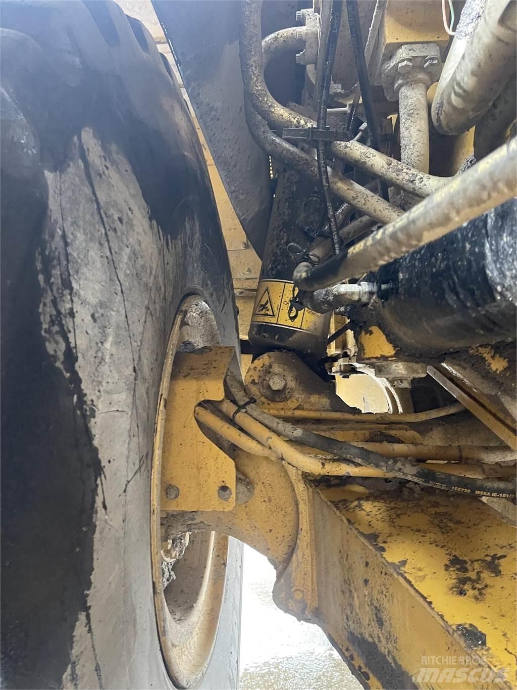 CAT 745C Kloubové dempry