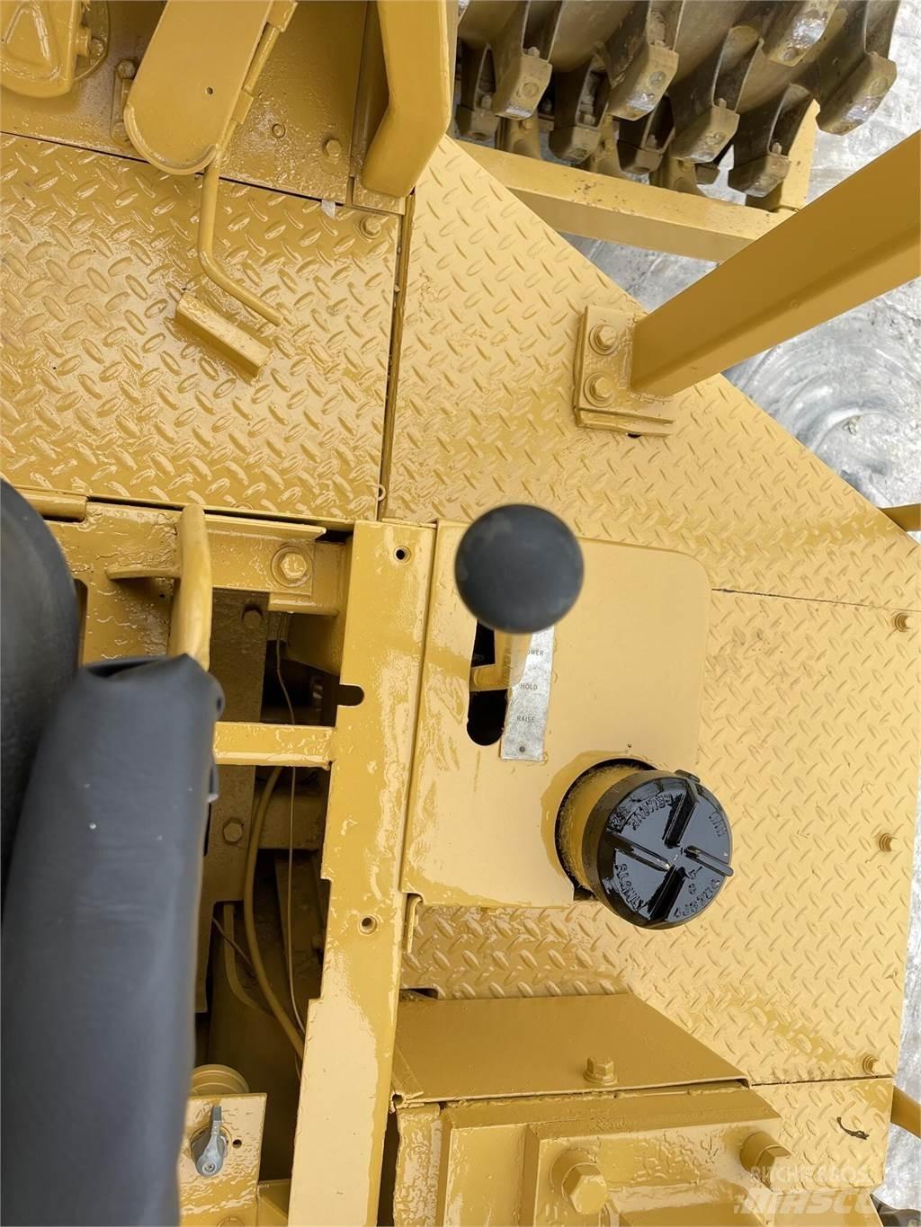 CAT 815 Skládkové kompaktory