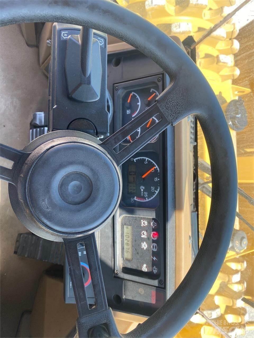 CAT 815F Skládkové kompaktory