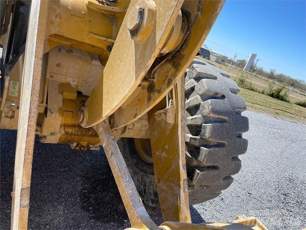 CAT 930M Kolové nakladače