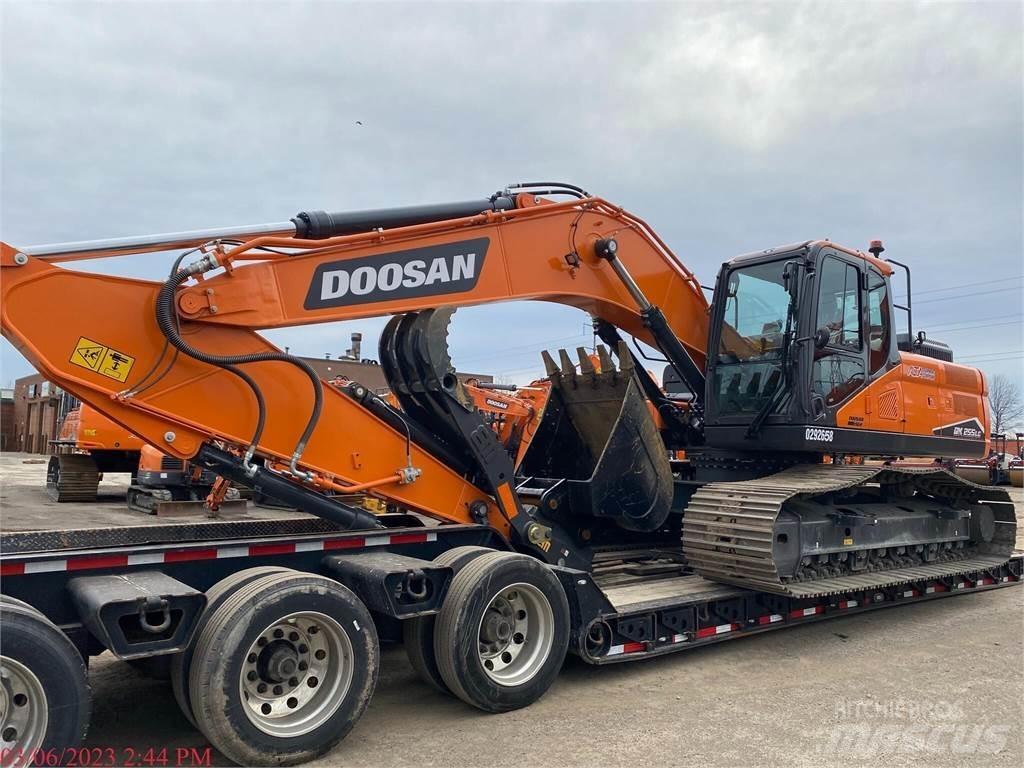 Develon DX255 LC-7 Pásová rýpadla