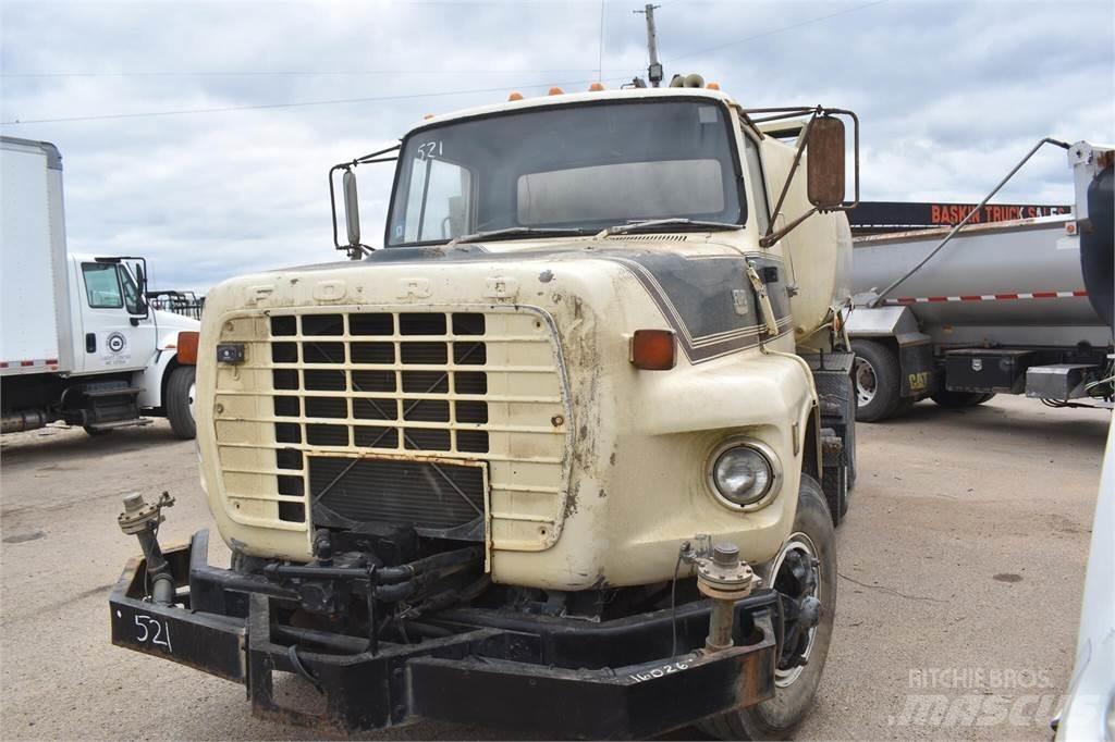 Ford L8000 Cisternové vozy