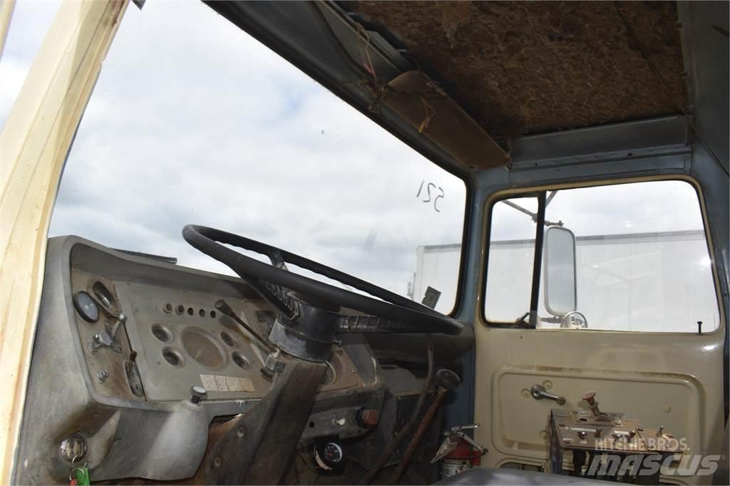 Ford L8000 Cisternové vozy