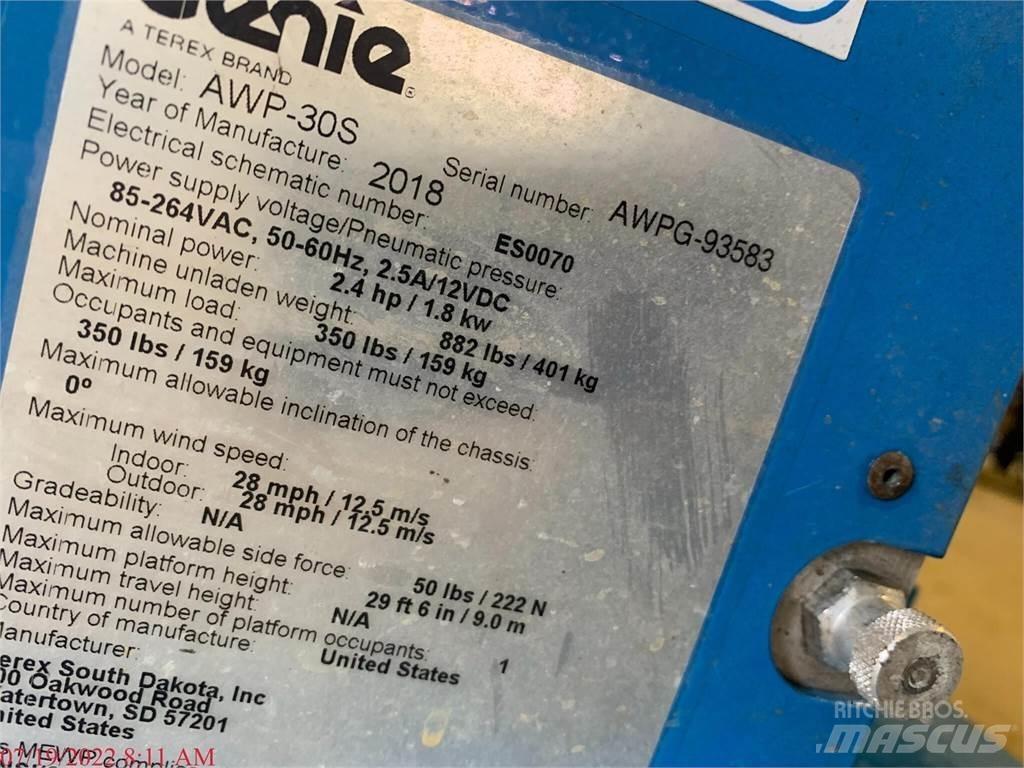 Genie AWP30S Vertikální sloupové výtahy