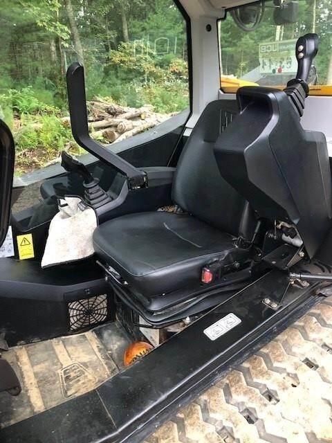 JCB 300T Smykem řízené nakladače