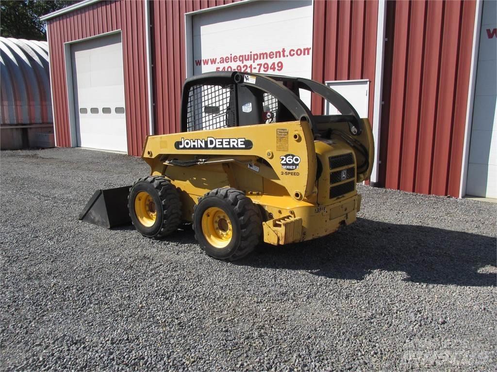 John Deere 260 II Smykem řízené nakladače