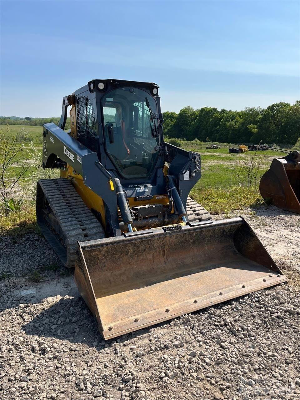 John Deere 333G Smykem řízené nakladače