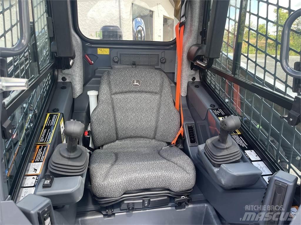 John Deere 333G Smykem řízené nakladače