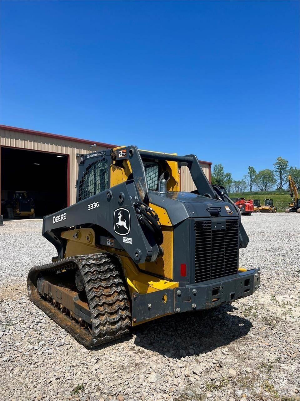 John Deere 333G Smykem řízené nakladače